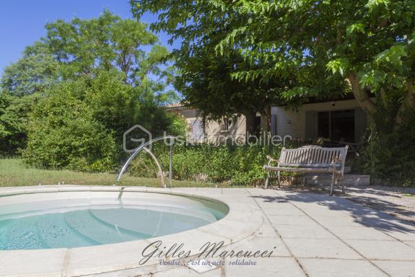 Vous voulez passer un bon moment à l'ombre de votre terrasse ou des arbres ? Vous rafraichir grâce à la piscine, ou vous relaxer au jardin ? 
Cette maison à Mazan vous offre tout cela .
Au fond d’un chemin , cette maison vous accueille un terrain de 1200m2 où la fraicheur de la piscine (11x5) vous tend les bras, la terrasse arborée invite aux longs repas entre amis, et chaque coin du jardin ombragé semble créé pour profiter pleinement de l'été.
A l'intérieur un salon lumineux avec cheminée, poutres apparentes et un plafond allant jusqu'à 5 mètres de hauteur pour un espace ouvert et chaleureux. Vous y trouverez une mezzanine pouvant être aménagée selon vos envies.
125 m² habitables, 3 chambres avec placards intégrés, et une salle d'eau moderne avec douche à l'italienne.
Garage de 27 m² avec mezzanine.
Tout est là pour vivre confortablement, sans compromis sur le charme et l’espace.

Pour les commodités, vous trouverez un supermarché avec Drive, des écoles (maternelles, primaires et un collège), des restaurants et 90 associations au centre ville. Un arrêt de bus est situé à 2 minutes à pieds.

Et cette maison a un cœur : pour cette vente,
1 don est reversé à SOS Sacs à puces.
1 don à une association de Mazan.

Une maison où il fait bon vivre en Provence.
Pour découvrir ce lieu unique et soutenir deux belles causes, contactez moi.