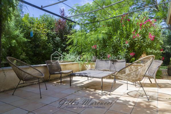 Vous voulez passer un bon moment à l'ombre de votre terrasse ou des arbres ? Vous rafraichir grâce à la piscine, ou vous relaxer au jardin ? 
Cette maison à Mazan vous offre tout cela .
Au fond d’un chemin , cette maison vous accueille un terrain de 1200m2 où la fraicheur de la piscine (11x5) vous tend les bras, la terrasse arborée invite aux longs repas entre amis, et chaque coin du jardin ombragé semble créé pour profiter pleinement de l'été.
A l'intérieur un salon lumineux avec cheminée, poutres apparentes et un plafond allant jusqu'à 5 mètres de hauteur pour un espace ouvert et chaleureux. Vous y trouverez une mezzanine pouvant être aménagée selon vos envies.
125 m² habitables, 3 chambres avec placards intégrés, et une salle d'eau moderne avec douche à l'italienne.
Garage de 27 m² avec mezzanine.
Tout est là pour vivre confortablement, sans compromis sur le charme et l’espace.

Pour les commodités, vous trouverez un supermarché avec Drive, des écoles (maternelles, primaires et un collège), des restaurants et 90 associations au centre ville. Un arrêt de bus est situé à 2 minutes à pieds.

Et cette maison a un cœur : pour cette vente,
1 don est reversé à SOS Sacs à puces.
1 don à une association de Mazan.

Une maison où il fait bon vivre en Provence.
Pour découvrir ce lieu unique et soutenir deux belles causes, contactez moi.