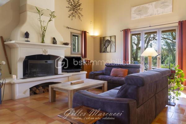 Vous voulez passer un bon moment à l'ombre de votre terrasse ou des arbres ? Vous rafraichir grâce à la piscine, ou vous relaxer au jardin ? 
Cette maison à Mazan vous offre tout cela .
Au fond d’un chemin , cette maison vous accueille un terrain de 1200m2 où la fraicheur de la piscine (11x5) vous tend les bras, la terrasse arborée invite aux longs repas entre amis, et chaque coin du jardin ombragé semble créé pour profiter pleinement de l'été.
A l'intérieur un salon lumineux avec cheminée, poutres apparentes et un plafond allant jusqu'à 5 mètres de hauteur pour un espace ouvert et chaleureux. Vous y trouverez une mezzanine pouvant être aménagée selon vos envies.
125 m² habitables, 3 chambres avec placards intégrés, et une salle d'eau moderne avec douche à l'italienne.
Garage de 27 m² avec mezzanine.
Tout est là pour vivre confortablement, sans compromis sur le charme et l’espace.

Pour les commodités, vous trouverez un supermarché avec Drive, des écoles (maternelles, primaires et un collège), des restaurants et 90 associations au centre ville. Un arrêt de bus est situé à 2 minutes à pieds.

Et cette maison a un cœur : pour cette vente,
1 don est reversé à SOS Sacs à puces.
1 don à une association de Mazan.

Une maison où il fait bon vivre en Provence.
Pour découvrir ce lieu unique et soutenir deux belles causes, contactez moi.