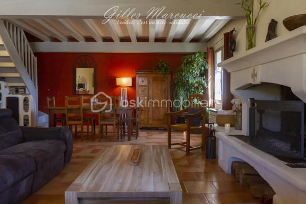 Vous voulez passer un bon moment à l'ombre de votre terrasse ou des arbres ? Vous rafraichir grâce à la piscine, ou vous relaxer au jardin ? 
Cette maison à Mazan vous offre tout cela .
Au fond d’un chemin , cette maison vous accueille un terrain de 1200m2 où la fraicheur de la piscine (11x5) vous tend les bras, la terrasse arborée invite aux longs repas entre amis, et chaque coin du jardin ombragé semble créé pour profiter pleinement de l'été.
A l'intérieur un salon lumineux avec cheminée, poutres apparentes et un plafond allant jusqu'à 5 mètres de hauteur pour un espace ouvert et chaleureux. Vous y trouverez une mezzanine pouvant être aménagée selon vos envies.
125 m² habitables, 3 chambres avec placards intégrés, et une salle d'eau moderne avec douche à l'italienne.
Garage de 27 m² avec mezzanine.
Tout est là pour vivre confortablement, sans compromis sur le charme et l’espace.

Pour les commodités, vous trouverez un supermarché avec Drive, des écoles (maternelles, primaires et un collège), des restaurants et 90 associations au centre ville. Un arrêt de bus est situé à 2 minutes à pieds.

Et cette maison a un cœur : pour cette vente,
1 don est reversé à SOS Sacs à puces.
1 don à une association de Mazan.

Une maison où il fait bon vivre en Provence.
Pour découvrir ce lieu unique et soutenir deux belles causes, contactez moi.