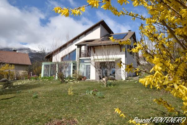 Propriété d’architecte avec vue dominante – Un art de vivre unique sur les hauteurs de Gap
