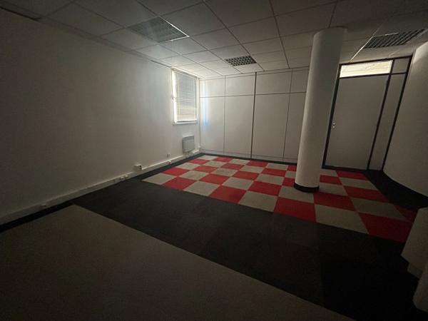 Local commercial hyper-centre