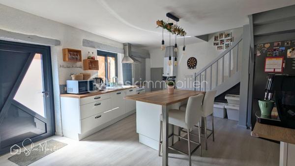 Dans une rue paisible, cette maison de ville entièrement rénovée dévoile un équilibre rare entre fonctionnalité et douceur de vivre.
Derrière une façade discrète, l’intérieur révèle une atmosphère chaleureuse et soignée. La cuisine équipée, structurée autour d’un îlot central, devient un véritable lieu de partage, propice aux moments conviviaux comme au quotidien.
Dans son prolongement, la pièce de vie d’environ 24 m² s’ouvre avec fluidité sur le jardin, laissant circuler la lumière et créant une agréable continuité entre intérieur et extérieur.
À l’étage, deux chambres aux volumes confortables, de 13 et 17 m², offrent un cadre reposant. Une salle de bain complète cet espace nuit.
À l’arrière, le jardin, intime et parfaitement aménagé, devient un véritable lieu de vie. La terrasse en bois prolonge naturellement le séjour dès les beaux jours, tandis qu’au fond de la parcelle, une terrasse couverte pleine de charme, attenante à une dépendance, ouvre le champ des possibles : espace de travail, atelier ou lieu dédié au bien-être.
Un garage, également utilisé en atelier, vient parfaire l’ensemble.
Entièrement rénovée, dotée de menuiseries aluminium en double vitrage, cette maison ne nécessite aucun travaux. 
Un cocon idéal pour un premier achat ou un pied-à-terre.