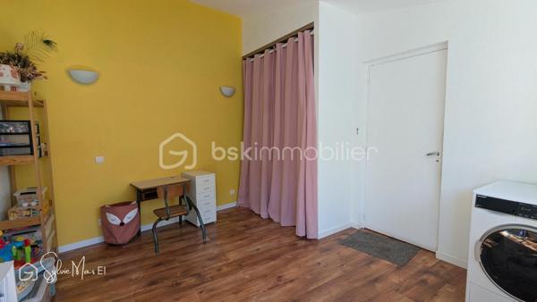 Dans une rue paisible, cette maison de ville entièrement rénovée dévoile un équilibre rare entre fonctionnalité et douceur de vivre.
Derrière une façade discrète, l’intérieur révèle une atmosphère chaleureuse et soignée. La cuisine équipée, structurée autour d’un îlot central, devient un véritable lieu de partage, propice aux moments conviviaux comme au quotidien.
Dans son prolongement, la pièce de vie d’environ 24 m² s’ouvre avec fluidité sur le jardin, laissant circuler la lumière et créant une agréable continuité entre intérieur et extérieur.
À l’étage, deux chambres aux volumes confortables, de 13 et 17 m², offrent un cadre reposant. Une salle de bain complète cet espace nuit.
À l’arrière, le jardin, intime et parfaitement aménagé, devient un véritable lieu de vie. La terrasse en bois prolonge naturellement le séjour dès les beaux jours, tandis qu’au fond de la parcelle, une terrasse couverte pleine de charme, attenante à une dépendance, ouvre le champ des possibles : espace de travail, atelier ou lieu dédié au bien-être.
Un garage, également utilisé en atelier, vient parfaire l’ensemble.
Entièrement rénovée, dotée de menuiseries aluminium en double vitrage, cette maison ne nécessite aucun travaux. 
Un cocon idéal pour un premier achat ou un pied-à-terre.