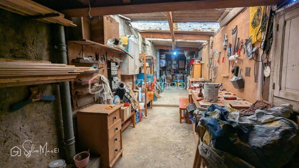 Dans une rue paisible, cette maison de ville entièrement rénovée dévoile un équilibre rare entre fonctionnalité et douceur de vivre.
Derrière une façade discrète, l’intérieur révèle une atmosphère chaleureuse et soignée. La cuisine équipée, structurée autour d’un îlot central, devient un véritable lieu de partage, propice aux moments conviviaux comme au quotidien.
Dans son prolongement, la pièce de vie d’environ 24 m² s’ouvre avec fluidité sur le jardin, laissant circuler la lumière et créant une agréable continuité entre intérieur et extérieur.
À l’étage, deux chambres aux volumes confortables, de 13 et 17 m², offrent un cadre reposant. Une salle de bain complète cet espace nuit.
À l’arrière, le jardin, intime et parfaitement aménagé, devient un véritable lieu de vie. La terrasse en bois prolonge naturellement le séjour dès les beaux jours, tandis qu’au fond de la parcelle, une terrasse couverte pleine de charme, attenante à une dépendance, ouvre le champ des possibles : espace de travail, atelier ou lieu dédié au bien-être.
Un garage, également utilisé en atelier, vient parfaire l’ensemble.
Entièrement rénovée, dotée de menuiseries aluminium en double vitrage, cette maison ne nécessite aucun travaux. 
Un cocon idéal pour un premier achat ou un pied-à-terre.