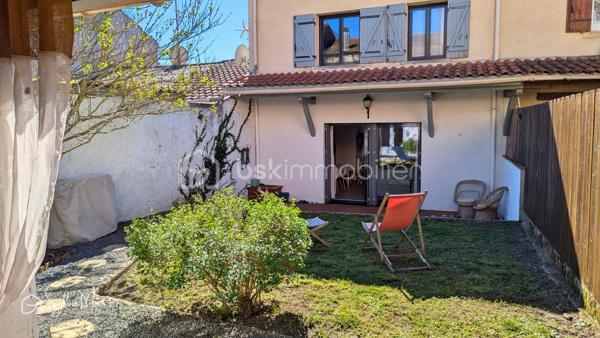 Dans une rue paisible, cette maison de ville entièrement rénovée dévoile un équilibre rare entre fonctionnalité et douceur de vivre.
Derrière une façade discrète, l’intérieur révèle une atmosphère chaleureuse et soignée. La cuisine équipée, structurée autour d’un îlot central, devient un véritable lieu de partage, propice aux moments conviviaux comme au quotidien.
Dans son prolongement, la pièce de vie d’environ 24 m² s’ouvre avec fluidité sur le jardin, laissant circuler la lumière et créant une agréable continuité entre intérieur et extérieur.
À l’étage, deux chambres aux volumes confortables, de 13 et 17 m², offrent un cadre reposant. Une salle de bain complète cet espace nuit.
À l’arrière, le jardin, intime et parfaitement aménagé, devient un véritable lieu de vie. La terrasse en bois prolonge naturellement le séjour dès les beaux jours, tandis qu’au fond de la parcelle, une terrasse couverte pleine de charme, attenante à une dépendance, ouvre le champ des possibles : espace de travail, atelier ou lieu dédié au bien-être.
Un garage, également utilisé en atelier, vient parfaire l’ensemble.
Entièrement rénovée, dotée de menuiseries aluminium en double vitrage, cette maison ne nécessite aucun travaux. 
Un cocon idéal pour un premier achat ou un pied-à-terre.