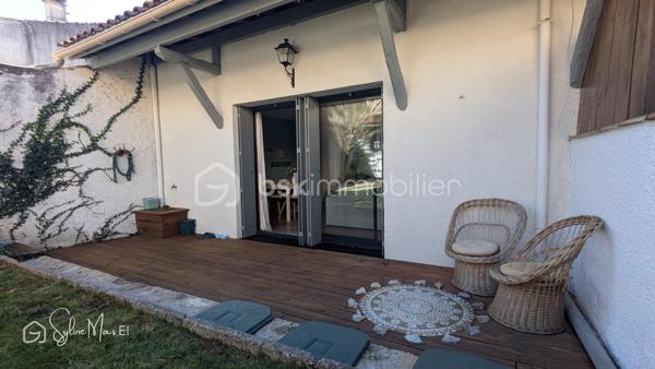 Dans une rue paisible, cette maison de ville entièrement rénovée dévoile un équilibre rare entre fonctionnalité et douceur de vivre.
Derrière une façade discrète, l’intérieur révèle une atmosphère chaleureuse et soignée. La cuisine équipée, structurée autour d’un îlot central, devient un véritable lieu de partage, propice aux moments conviviaux comme au quotidien.
Dans son prolongement, la pièce de vie d’environ 24 m² s’ouvre avec fluidité sur le jardin, laissant circuler la lumière et créant une agréable continuité entre intérieur et extérieur.
À l’étage, deux chambres aux volumes confortables, de 13 et 17 m², offrent un cadre reposant. Une salle de bain complète cet espace nuit.
À l’arrière, le jardin, intime et parfaitement aménagé, devient un véritable lieu de vie. La terrasse en bois prolonge naturellement le séjour dès les beaux jours, tandis qu’au fond de la parcelle, une terrasse couverte pleine de charme, attenante à une dépendance, ouvre le champ des possibles : espace de travail, atelier ou lieu dédié au bien-être.
Un garage, également utilisé en atelier, vient parfaire l’ensemble.
Entièrement rénovée, dotée de menuiseries aluminium en double vitrage, cette maison ne nécessite aucun travaux. 
Un cocon idéal pour un premier achat ou un pied-à-terre.