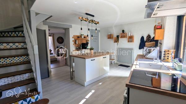 Dans une rue paisible, cette maison de ville entièrement rénovée dévoile un équilibre rare entre fonctionnalité et douceur de vivre.
Derrière une façade discrète, l’intérieur révèle une atmosphère chaleureuse et soignée. La cuisine équipée, structurée autour d’un îlot central, devient un véritable lieu de partage, propice aux moments conviviaux comme au quotidien.
Dans son prolongement, la pièce de vie d’environ 24 m² s’ouvre avec fluidité sur le jardin, laissant circuler la lumière et créant une agréable continuité entre intérieur et extérieur.
À l’étage, deux chambres aux volumes confortables, de 13 et 17 m², offrent un cadre reposant. Une salle de bain complète cet espace nuit.
À l’arrière, le jardin, intime et parfaitement aménagé, devient un véritable lieu de vie. La terrasse en bois prolonge naturellement le séjour dès les beaux jours, tandis qu’au fond de la parcelle, une terrasse couverte pleine de charme, attenante à une dépendance, ouvre le champ des possibles : espace de travail, atelier ou lieu dédié au bien-être.
Un garage, également utilisé en atelier, vient parfaire l’ensemble.
Entièrement rénovée, dotée de menuiseries aluminium en double vitrage, cette maison ne nécessite aucun travaux. 
Un cocon idéal pour un premier achat ou un pied-à-terre.