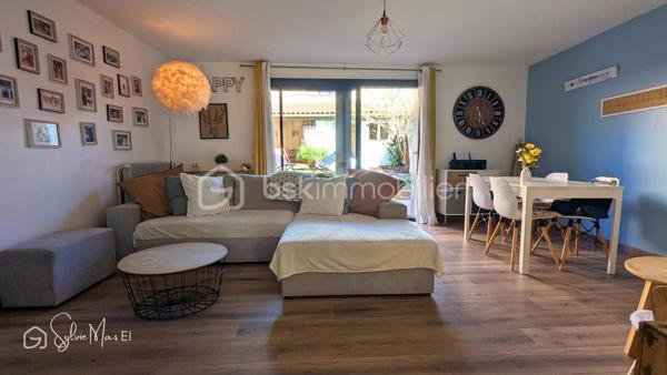 Dans une rue paisible, cette maison de ville entièrement rénovée dévoile un équilibre rare entre fonctionnalité et douceur de vivre.
Derrière une façade discrète, l’intérieur révèle une atmosphère chaleureuse et soignée. La cuisine équipée, structurée autour d’un îlot central, devient un véritable lieu de partage, propice aux moments conviviaux comme au quotidien.
Dans son prolongement, la pièce de vie d’environ 24 m² s’ouvre avec fluidité sur le jardin, laissant circuler la lumière et créant une agréable continuité entre intérieur et extérieur.
À l’étage, deux chambres aux volumes confortables, de 13 et 17 m², offrent un cadre reposant. Une salle de bain complète cet espace nuit.
À l’arrière, le jardin, intime et parfaitement aménagé, devient un véritable lieu de vie. La terrasse en bois prolonge naturellement le séjour dès les beaux jours, tandis qu’au fond de la parcelle, une terrasse couverte pleine de charme, attenante à une dépendance, ouvre le champ des possibles : espace de travail, atelier ou lieu dédié au bien-être.
Un garage, également utilisé en atelier, vient parfaire l’ensemble.
Entièrement rénovée, dotée de menuiseries aluminium en double vitrage, cette maison ne nécessite aucun travaux. 
Un cocon idéal pour un premier achat ou un pied-à-terre.