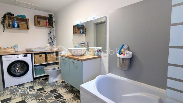 Dans une rue paisible, cette maison de ville entièrement rénovée dévoile un équilibre rare entre fonctionnalité et douceur de vivre.
Derrière une façade discrète, l’intérieur révèle une atmosphère chaleureuse et soignée. La cuisine équipée, structurée autour d’un îlot central, devient un véritable lieu de partage, propice aux moments conviviaux comme au quotidien.
Dans son prolongement, la pièce de vie d’environ 24 m² s’ouvre avec fluidité sur le jardin, laissant circuler la lumière et créant une agréable continuité entre intérieur et extérieur.
À l’étage, deux chambres aux volumes confortables, de 13 et 17 m², offrent un cadre reposant. Une salle de bain complète cet espace nuit.
À l’arrière, le jardin, intime et parfaitement aménagé, devient un véritable lieu de vie. La terrasse en bois prolonge naturellement le séjour dès les beaux jours, tandis qu’au fond de la parcelle, une terrasse couverte pleine de charme, attenante à une dépendance, ouvre le champ des possibles : espace de travail, atelier ou lieu dédié au bien-être.
Un garage, également utilisé en atelier, vient parfaire l’ensemble.
Entièrement rénovée, dotée de menuiseries aluminium en double vitrage, cette maison ne nécessite aucun travaux. 
Un cocon idéal pour un premier achat ou un pied-à-terre.