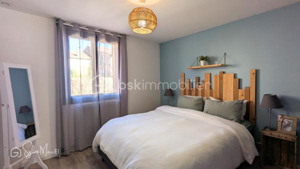 Dans une rue paisible, cette maison de ville entièrement rénovée dévoile un équilibre rare entre fonctionnalité et douceur de vivre.
Derrière une façade discrète, l’intérieur révèle une atmosphère chaleureuse et soignée. La cuisine équipée, structurée autour d’un îlot central, devient un véritable lieu de partage, propice aux moments conviviaux comme au quotidien.
Dans son prolongement, la pièce de vie d’environ 24 m² s’ouvre avec fluidité sur le jardin, laissant circuler la lumière et créant une agréable continuité entre intérieur et extérieur.
À l’étage, deux chambres aux volumes confortables, de 13 et 17 m², offrent un cadre reposant. Une salle de bain complète cet espace nuit.
À l’arrière, le jardin, intime et parfaitement aménagé, devient un véritable lieu de vie. La terrasse en bois prolonge naturellement le séjour dès les beaux jours, tandis qu’au fond de la parcelle, une terrasse couverte pleine de charme, attenante à une dépendance, ouvre le champ des possibles : espace de travail, atelier ou lieu dédié au bien-être.
Un garage, également utilisé en atelier, vient parfaire l’ensemble.
Entièrement rénovée, dotée de menuiseries aluminium en double vitrage, cette maison ne nécessite aucun travaux. 
Un cocon idéal pour un premier achat ou un pied-à-terre.