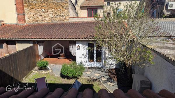 Dans une rue paisible, cette maison de ville entièrement rénovée dévoile un équilibre rare entre fonctionnalité et douceur de vivre.
Derrière une façade discrète, l’intérieur révèle une atmosphère chaleureuse et soignée. La cuisine équipée, structurée autour d’un îlot central, devient un véritable lieu de partage, propice aux moments conviviaux comme au quotidien.
Dans son prolongement, la pièce de vie d’environ 24 m² s’ouvre avec fluidité sur le jardin, laissant circuler la lumière et créant une agréable continuité entre intérieur et extérieur.
À l’étage, deux chambres aux volumes confortables, de 13 et 17 m², offrent un cadre reposant. Une salle de bain complète cet espace nuit.
À l’arrière, le jardin, intime et parfaitement aménagé, devient un véritable lieu de vie. La terrasse en bois prolonge naturellement le séjour dès les beaux jours, tandis qu’au fond de la parcelle, une terrasse couverte pleine de charme, attenante à une dépendance, ouvre le champ des possibles : espace de travail, atelier ou lieu dédié au bien-être.
Un garage, également utilisé en atelier, vient parfaire l’ensemble.
Entièrement rénovée, dotée de menuiseries aluminium en double vitrage, cette maison ne nécessite aucun travaux. 
Un cocon idéal pour un premier achat ou un pied-à-terre.