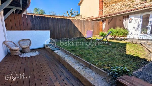 Dans une rue paisible, cette maison de ville entièrement rénovée dévoile un équilibre rare entre fonctionnalité et douceur de vivre.
Derrière une façade discrète, l’intérieur révèle une atmosphère chaleureuse et soignée. La cuisine équipée, structurée autour d’un îlot central, devient un véritable lieu de partage, propice aux moments conviviaux comme au quotidien.
Dans son prolongement, la pièce de vie d’environ 24 m² s’ouvre avec fluidité sur le jardin, laissant circuler la lumière et créant une agréable continuité entre intérieur et extérieur.
À l’étage, deux chambres aux volumes confortables, de 13 et 17 m², offrent un cadre reposant. Une salle de bain complète cet espace nuit.
À l’arrière, le jardin, intime et parfaitement aménagé, devient un véritable lieu de vie. La terrasse en bois prolonge naturellement le séjour dès les beaux jours, tandis qu’au fond de la parcelle, une terrasse couverte pleine de charme, attenante à une dépendance, ouvre le champ des possibles : espace de travail, atelier ou lieu dédié au bien-être.
Un garage, également utilisé en atelier, vient parfaire l’ensemble.
Entièrement rénovée, dotée de menuiseries aluminium en double vitrage, cette maison ne nécessite aucun travaux. 
Un cocon idéal pour un premier achat ou un pied-à-terre.