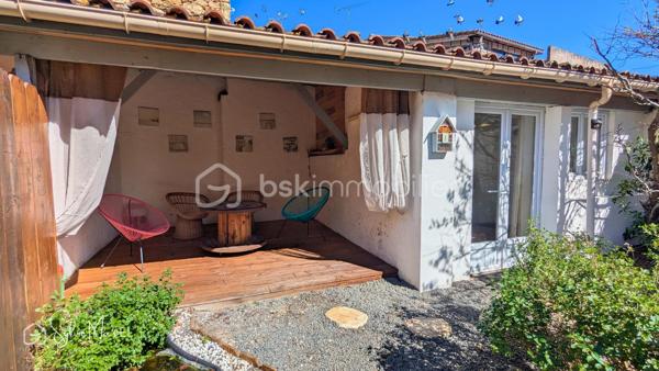 Dans une rue paisible, cette maison de ville entièrement rénovée dévoile un équilibre rare entre fonctionnalité et douceur de vivre.
Derrière une façade discrète, l’intérieur révèle une atmosphère chaleureuse et soignée. La cuisine équipée, structurée autour d’un îlot central, devient un véritable lieu de partage, propice aux moments conviviaux comme au quotidien.
Dans son prolongement, la pièce de vie d’environ 24 m² s’ouvre avec fluidité sur le jardin, laissant circuler la lumière et créant une agréable continuité entre intérieur et extérieur.
À l’étage, deux chambres aux volumes confortables, de 13 et 17 m², offrent un cadre reposant. Une salle de bain complète cet espace nuit.
À l’arrière, le jardin, intime et parfaitement aménagé, devient un véritable lieu de vie. La terrasse en bois prolonge naturellement le séjour dès les beaux jours, tandis qu’au fond de la parcelle, une terrasse couverte pleine de charme, attenante à une dépendance, ouvre le champ des possibles : espace de travail, atelier ou lieu dédié au bien-être.
Un garage, également utilisé en atelier, vient parfaire l’ensemble.
Entièrement rénovée, dotée de menuiseries aluminium en double vitrage, cette maison ne nécessite aucun travaux. 
Un cocon idéal pour un premier achat ou un pied-à-terre.