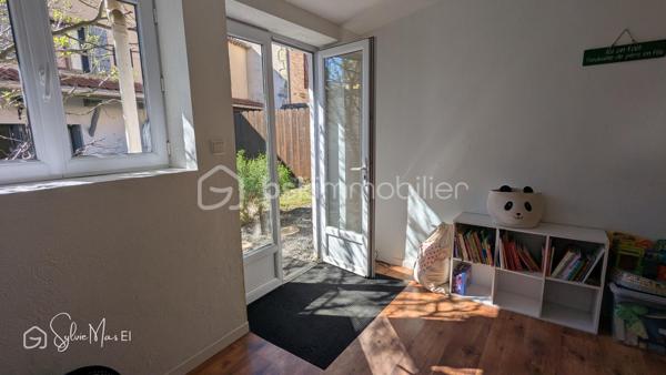 Dans une rue paisible, cette maison de ville entièrement rénovée dévoile un équilibre rare entre fonctionnalité et douceur de vivre.
Derrière une façade discrète, l’intérieur révèle une atmosphère chaleureuse et soignée. La cuisine équipée, structurée autour d’un îlot central, devient un véritable lieu de partage, propice aux moments conviviaux comme au quotidien.
Dans son prolongement, la pièce de vie d’environ 24 m² s’ouvre avec fluidité sur le jardin, laissant circuler la lumière et créant une agréable continuité entre intérieur et extérieur.
À l’étage, deux chambres aux volumes confortables, de 13 et 17 m², offrent un cadre reposant. Une salle de bain complète cet espace nuit.
À l’arrière, le jardin, intime et parfaitement aménagé, devient un véritable lieu de vie. La terrasse en bois prolonge naturellement le séjour dès les beaux jours, tandis qu’au fond de la parcelle, une terrasse couverte pleine de charme, attenante à une dépendance, ouvre le champ des possibles : espace de travail, atelier ou lieu dédié au bien-être.
Un garage, également utilisé en atelier, vient parfaire l’ensemble.
Entièrement rénovée, dotée de menuiseries aluminium en double vitrage, cette maison ne nécessite aucun travaux. 
Un cocon idéal pour un premier achat ou un pied-à-terre.