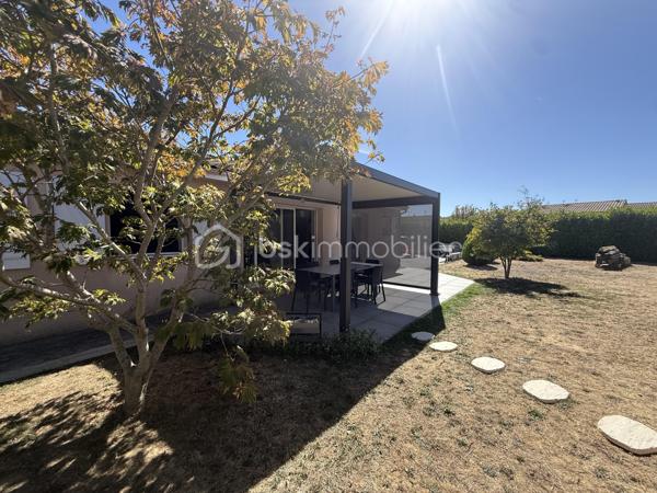 Anna Morra vous propose à la vente, dans un agréable quartier résidentiel de Mondonville, cette maison T5 de plain-pied d’environ 108 m², construite en 2005 sur vide sanitaire, implantée sur une parcelle de 835 m² sans vis-à-vis.

Parfaitement entretenue, la maison offre un intérieur impeccable et soigné, avec une distribution fonctionnelle et des espaces agréables à vivre.

Dès l’entrée, vous découvrirez un placard de rangement,  un bureau, ainsi qu’un espace buanderie/dressing.

Le cœur de la maison s’organise autour d’une belle pièce de vie traversante d’environ 45 m², lumineuse et équipée de la climatisation. 
Elle communique avec une cuisine séparée mais ouverte, aménagée et équipée, disposant notamment d’une baie à galandage.
La pièce de vie se prolonge naturellement vers l’extérieur grâce à un accès direct à une terrasse couverte équipée d’une pergola bioclimatique. 
Un véritable espace supplémentaire pour profiter des beaux jours, complété par une cuisine d’été avec barbecue, idéale pour partager des moments conviviaux en famille ou entre amis.

Côté nuit, la maison dispose de 3 chambres, d’une salle d’eau et d’un WC indépendant.

À l’extérieur, vous profiterez d’un terrain de 835 m² sans vis-à-vis.
 Le jardin accueille un atelier attenant à la maison d’environ 16 m² équipé de l’électricité, idéal pour les amateurs de bricolage, ainsi qu’un cabanon de 4,8 m² offrant un espace de rangement supplémentaire.

La propriété est accessible par un portail électrique et permet de stationner plusieurs véhicules à l’intérieur de la parcelle.

Une dalle réalisée en même temps que la construction de la maison est également présente et permet d’envisager la création d’un garage, selon vos besoins et sous réserve des autorisations nécessaires.

Pour votre confort, la maison est équipée d’un chauffe-eau thermodynamique, de radiateurs à inertie, de volets aluminium battants et roulants  électrique sur la partie jour, ainsi que de moustiquaires.

Une maison de plain-pied soignée, fonctionnelle et prête à vivre, offrant un extérieur convivial et préservé des regards.

Pour plus de renseignements ou pour organiser une visite, contactez moi au 06 11 32 63 44