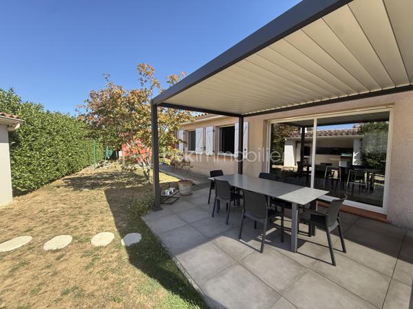 Anna Morra vous propose à la vente, dans un agréable quartier résidentiel de Mondonville, cette maison T5 de plain-pied d’environ 108 m², construite en 2005 sur vide sanitaire, implantée sur une parcelle de 835 m² sans vis-à-vis.

Parfaitement entretenue, la maison offre un intérieur impeccable et soigné, avec une distribution fonctionnelle et des espaces agréables à vivre.

Dès l’entrée, vous découvrirez un placard de rangement,  un bureau, ainsi qu’un espace buanderie/dressing.

Le cœur de la maison s’organise autour d’une belle pièce de vie traversante d’environ 45 m², lumineuse et équipée de la climatisation. 
Elle communique avec une cuisine séparée mais ouverte, aménagée et équipée, disposant notamment d’une baie à galandage.
La pièce de vie se prolonge naturellement vers l’extérieur grâce à un accès direct à une terrasse couverte équipée d’une pergola bioclimatique. 
Un véritable espace supplémentaire pour profiter des beaux jours, complété par une cuisine d’été avec barbecue, idéale pour partager des moments conviviaux en famille ou entre amis.

Côté nuit, la maison dispose de 3 chambres, d’une salle d’eau et d’un WC indépendant.

À l’extérieur, vous profiterez d’un terrain de 835 m² sans vis-à-vis.
 Le jardin accueille un atelier attenant à la maison d’environ 16 m² équipé de l’électricité, idéal pour les amateurs de bricolage, ainsi qu’un cabanon de 4,8 m² offrant un espace de rangement supplémentaire.

La propriété est accessible par un portail électrique et permet de stationner plusieurs véhicules à l’intérieur de la parcelle.

Une dalle réalisée en même temps que la construction de la maison est également présente et permet d’envisager la création d’un garage, selon vos besoins et sous réserve des autorisations nécessaires.

Pour votre confort, la maison est équipée d’un chauffe-eau thermodynamique, de radiateurs à inertie, de volets aluminium battants et roulants  électrique sur la partie jour, ainsi que de moustiquaires.

Une maison de plain-pied soignée, fonctionnelle et prête à vivre, offrant un extérieur convivial et préservé des regards.

Pour plus de renseignements ou pour organiser une visite, contactez moi au 06 11 32 63 44