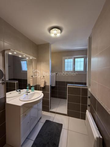 Anna Morra vous propose à la vente, dans un agréable quartier résidentiel de Mondonville, cette maison T5 de plain-pied d’environ 108 m², construite en 2005 sur vide sanitaire, implantée sur une parcelle de 835 m² sans vis-à-vis.

Parfaitement entretenue, la maison offre un intérieur impeccable et soigné, avec une distribution fonctionnelle et des espaces agréables à vivre.

Dès l’entrée, vous découvrirez un placard de rangement,  un bureau, ainsi qu’un espace buanderie/dressing.

Le cœur de la maison s’organise autour d’une belle pièce de vie traversante d’environ 45 m², lumineuse et équipée de la climatisation. 
Elle communique avec une cuisine séparée mais ouverte, aménagée et équipée, disposant notamment d’une baie à galandage.
La pièce de vie se prolonge naturellement vers l’extérieur grâce à un accès direct à une terrasse couverte équipée d’une pergola bioclimatique. 
Un véritable espace supplémentaire pour profiter des beaux jours, complété par une cuisine d’été avec barbecue, idéale pour partager des moments conviviaux en famille ou entre amis.

Côté nuit, la maison dispose de 3 chambres, d’une salle d’eau et d’un WC indépendant.

À l’extérieur, vous profiterez d’un terrain de 835 m² sans vis-à-vis.
 Le jardin accueille un atelier attenant à la maison d’environ 16 m² équipé de l’électricité, idéal pour les amateurs de bricolage, ainsi qu’un cabanon de 4,8 m² offrant un espace de rangement supplémentaire.

La propriété est accessible par un portail électrique et permet de stationner plusieurs véhicules à l’intérieur de la parcelle.

Une dalle réalisée en même temps que la construction de la maison est également présente et permet d’envisager la création d’un garage, selon vos besoins et sous réserve des autorisations nécessaires.

Pour votre confort, la maison est équipée d’un chauffe-eau thermodynamique, de radiateurs à inertie, de volets aluminium battants et roulants  électrique sur la partie jour, ainsi que de moustiquaires.

Une maison de plain-pied soignée, fonctionnelle et prête à vivre, offrant un extérieur convivial et préservé des regards.

Pour plus de renseignements ou pour organiser une visite, contactez moi au 06 11 32 63 44