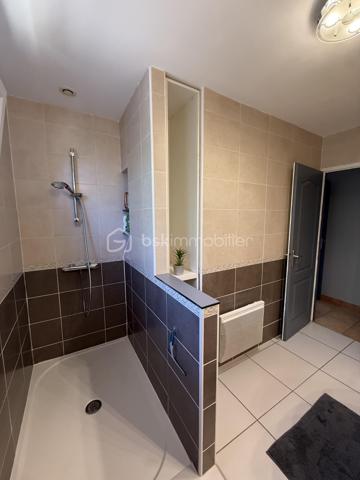 Anna Morra vous propose à la vente, dans un agréable quartier résidentiel de Mondonville, cette maison T5 de plain-pied d’environ 108 m², construite en 2005 sur vide sanitaire, implantée sur une parcelle de 835 m² sans vis-à-vis.

Parfaitement entretenue, la maison offre un intérieur impeccable et soigné, avec une distribution fonctionnelle et des espaces agréables à vivre.

Dès l’entrée, vous découvrirez un placard de rangement,  un bureau, ainsi qu’un espace buanderie/dressing.

Le cœur de la maison s’organise autour d’une belle pièce de vie traversante d’environ 45 m², lumineuse et équipée de la climatisation. 
Elle communique avec une cuisine séparée mais ouverte, aménagée et équipée, disposant notamment d’une baie à galandage.
La pièce de vie se prolonge naturellement vers l’extérieur grâce à un accès direct à une terrasse couverte équipée d’une pergola bioclimatique. 
Un véritable espace supplémentaire pour profiter des beaux jours, complété par une cuisine d’été avec barbecue, idéale pour partager des moments conviviaux en famille ou entre amis.

Côté nuit, la maison dispose de 3 chambres, d’une salle d’eau et d’un WC indépendant.

À l’extérieur, vous profiterez d’un terrain de 835 m² sans vis-à-vis.
 Le jardin accueille un atelier attenant à la maison d’environ 16 m² équipé de l’électricité, idéal pour les amateurs de bricolage, ainsi qu’un cabanon de 4,8 m² offrant un espace de rangement supplémentaire.

La propriété est accessible par un portail électrique et permet de stationner plusieurs véhicules à l’intérieur de la parcelle.

Une dalle réalisée en même temps que la construction de la maison est également présente et permet d’envisager la création d’un garage, selon vos besoins et sous réserve des autorisations nécessaires.

Pour votre confort, la maison est équipée d’un chauffe-eau thermodynamique, de radiateurs à inertie, de volets aluminium battants et roulants  électrique sur la partie jour, ainsi que de moustiquaires.

Une maison de plain-pied soignée, fonctionnelle et prête à vivre, offrant un extérieur convivial et préservé des regards.

Pour plus de renseignements ou pour organiser une visite, contactez moi au 06 11 32 63 44