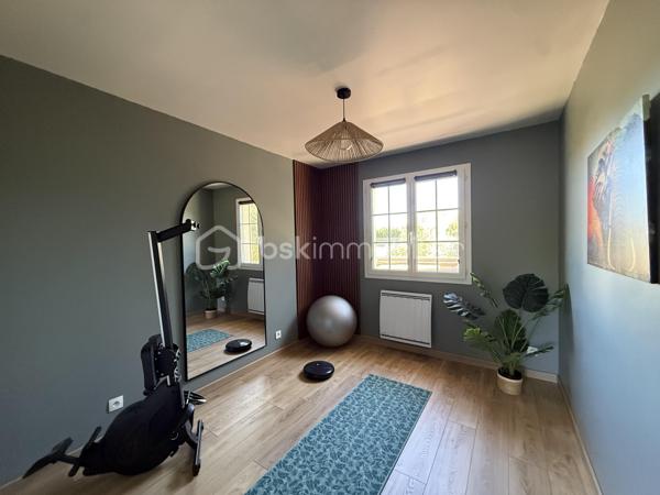 Anna Morra vous propose à la vente, dans un agréable quartier résidentiel de Mondonville, cette maison T5 de plain-pied d’environ 108 m², construite en 2005 sur vide sanitaire, implantée sur une parcelle de 835 m² sans vis-à-vis.

Parfaitement entretenue, la maison offre un intérieur impeccable et soigné, avec une distribution fonctionnelle et des espaces agréables à vivre.

Dès l’entrée, vous découvrirez un placard de rangement,  un bureau, ainsi qu’un espace buanderie/dressing.

Le cœur de la maison s’organise autour d’une belle pièce de vie traversante d’environ 45 m², lumineuse et équipée de la climatisation. 
Elle communique avec une cuisine séparée mais ouverte, aménagée et équipée, disposant notamment d’une baie à galandage.
La pièce de vie se prolonge naturellement vers l’extérieur grâce à un accès direct à une terrasse couverte équipée d’une pergola bioclimatique. 
Un véritable espace supplémentaire pour profiter des beaux jours, complété par une cuisine d’été avec barbecue, idéale pour partager des moments conviviaux en famille ou entre amis.

Côté nuit, la maison dispose de 3 chambres, d’une salle d’eau et d’un WC indépendant.

À l’extérieur, vous profiterez d’un terrain de 835 m² sans vis-à-vis.
 Le jardin accueille un atelier attenant à la maison d’environ 16 m² équipé de l’électricité, idéal pour les amateurs de bricolage, ainsi qu’un cabanon de 4,8 m² offrant un espace de rangement supplémentaire.

La propriété est accessible par un portail électrique et permet de stationner plusieurs véhicules à l’intérieur de la parcelle.

Une dalle réalisée en même temps que la construction de la maison est également présente et permet d’envisager la création d’un garage, selon vos besoins et sous réserve des autorisations nécessaires.

Pour votre confort, la maison est équipée d’un chauffe-eau thermodynamique, de radiateurs à inertie, de volets aluminium battants et roulants  électrique sur la partie jour, ainsi que de moustiquaires.

Une maison de plain-pied soignée, fonctionnelle et prête à vivre, offrant un extérieur convivial et préservé des regards.

Pour plus de renseignements ou pour organiser une visite, contactez moi au 06 11 32 63 44