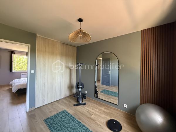 Anna Morra vous propose à la vente, dans un agréable quartier résidentiel de Mondonville, cette maison T5 de plain-pied d’environ 108 m², construite en 2005 sur vide sanitaire, implantée sur une parcelle de 835 m² sans vis-à-vis.

Parfaitement entretenue, la maison offre un intérieur impeccable et soigné, avec une distribution fonctionnelle et des espaces agréables à vivre.

Dès l’entrée, vous découvrirez un placard de rangement,  un bureau, ainsi qu’un espace buanderie/dressing.

Le cœur de la maison s’organise autour d’une belle pièce de vie traversante d’environ 45 m², lumineuse et équipée de la climatisation. 
Elle communique avec une cuisine séparée mais ouverte, aménagée et équipée, disposant notamment d’une baie à galandage.
La pièce de vie se prolonge naturellement vers l’extérieur grâce à un accès direct à une terrasse couverte équipée d’une pergola bioclimatique. 
Un véritable espace supplémentaire pour profiter des beaux jours, complété par une cuisine d’été avec barbecue, idéale pour partager des moments conviviaux en famille ou entre amis.

Côté nuit, la maison dispose de 3 chambres, d’une salle d’eau et d’un WC indépendant.

À l’extérieur, vous profiterez d’un terrain de 835 m² sans vis-à-vis.
 Le jardin accueille un atelier attenant à la maison d’environ 16 m² équipé de l’électricité, idéal pour les amateurs de bricolage, ainsi qu’un cabanon de 4,8 m² offrant un espace de rangement supplémentaire.

La propriété est accessible par un portail électrique et permet de stationner plusieurs véhicules à l’intérieur de la parcelle.

Une dalle réalisée en même temps que la construction de la maison est également présente et permet d’envisager la création d’un garage, selon vos besoins et sous réserve des autorisations nécessaires.

Pour votre confort, la maison est équipée d’un chauffe-eau thermodynamique, de radiateurs à inertie, de volets aluminium battants et roulants  électrique sur la partie jour, ainsi que de moustiquaires.

Une maison de plain-pied soignée, fonctionnelle et prête à vivre, offrant un extérieur convivial et préservé des regards.

Pour plus de renseignements ou pour organiser une visite, contactez moi au 06 11 32 63 44