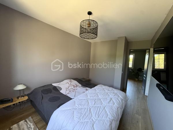 Anna Morra vous propose à la vente, dans un agréable quartier résidentiel de Mondonville, cette maison T5 de plain-pied d’environ 108 m², construite en 2005 sur vide sanitaire, implantée sur une parcelle de 835 m² sans vis-à-vis.

Parfaitement entretenue, la maison offre un intérieur impeccable et soigné, avec une distribution fonctionnelle et des espaces agréables à vivre.

Dès l’entrée, vous découvrirez un placard de rangement,  un bureau, ainsi qu’un espace buanderie/dressing.

Le cœur de la maison s’organise autour d’une belle pièce de vie traversante d’environ 45 m², lumineuse et équipée de la climatisation. 
Elle communique avec une cuisine séparée mais ouverte, aménagée et équipée, disposant notamment d’une baie à galandage.
La pièce de vie se prolonge naturellement vers l’extérieur grâce à un accès direct à une terrasse couverte équipée d’une pergola bioclimatique. 
Un véritable espace supplémentaire pour profiter des beaux jours, complété par une cuisine d’été avec barbecue, idéale pour partager des moments conviviaux en famille ou entre amis.

Côté nuit, la maison dispose de 3 chambres, d’une salle d’eau et d’un WC indépendant.

À l’extérieur, vous profiterez d’un terrain de 835 m² sans vis-à-vis.
 Le jardin accueille un atelier attenant à la maison d’environ 16 m² équipé de l’électricité, idéal pour les amateurs de bricolage, ainsi qu’un cabanon de 4,8 m² offrant un espace de rangement supplémentaire.

La propriété est accessible par un portail électrique et permet de stationner plusieurs véhicules à l’intérieur de la parcelle.

Une dalle réalisée en même temps que la construction de la maison est également présente et permet d’envisager la création d’un garage, selon vos besoins et sous réserve des autorisations nécessaires.

Pour votre confort, la maison est équipée d’un chauffe-eau thermodynamique, de radiateurs à inertie, de volets aluminium battants et roulants  électrique sur la partie jour, ainsi que de moustiquaires.

Une maison de plain-pied soignée, fonctionnelle et prête à vivre, offrant un extérieur convivial et préservé des regards.

Pour plus de renseignements ou pour organiser une visite, contactez moi au 06 11 32 63 44