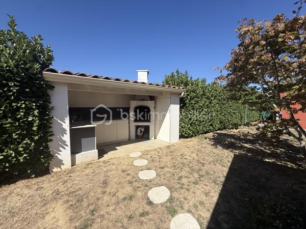 Anna Morra vous propose à la vente, dans un agréable quartier résidentiel de Mondonville, cette maison T5 de plain-pied d’environ 108 m², construite en 2005 sur vide sanitaire, implantée sur une parcelle de 835 m² sans vis-à-vis.

Parfaitement entretenue, la maison offre un intérieur impeccable et soigné, avec une distribution fonctionnelle et des espaces agréables à vivre.

Dès l’entrée, vous découvrirez un placard de rangement,  un bureau, ainsi qu’un espace buanderie/dressing.

Le cœur de la maison s’organise autour d’une belle pièce de vie traversante d’environ 45 m², lumineuse et équipée de la climatisation. 
Elle communique avec une cuisine séparée mais ouverte, aménagée et équipée, disposant notamment d’une baie à galandage.
La pièce de vie se prolonge naturellement vers l’extérieur grâce à un accès direct à une terrasse couverte équipée d’une pergola bioclimatique. 
Un véritable espace supplémentaire pour profiter des beaux jours, complété par une cuisine d’été avec barbecue, idéale pour partager des moments conviviaux en famille ou entre amis.

Côté nuit, la maison dispose de 3 chambres, d’une salle d’eau et d’un WC indépendant.

À l’extérieur, vous profiterez d’un terrain de 835 m² sans vis-à-vis.
 Le jardin accueille un atelier attenant à la maison d’environ 16 m² équipé de l’électricité, idéal pour les amateurs de bricolage, ainsi qu’un cabanon de 4,8 m² offrant un espace de rangement supplémentaire.

La propriété est accessible par un portail électrique et permet de stationner plusieurs véhicules à l’intérieur de la parcelle.

Une dalle réalisée en même temps que la construction de la maison est également présente et permet d’envisager la création d’un garage, selon vos besoins et sous réserve des autorisations nécessaires.

Pour votre confort, la maison est équipée d’un chauffe-eau thermodynamique, de radiateurs à inertie, de volets aluminium battants et roulants  électrique sur la partie jour, ainsi que de moustiquaires.

Une maison de plain-pied soignée, fonctionnelle et prête à vivre, offrant un extérieur convivial et préservé des regards.

Pour plus de renseignements ou pour organiser une visite, contactez moi au 06 11 32 63 44