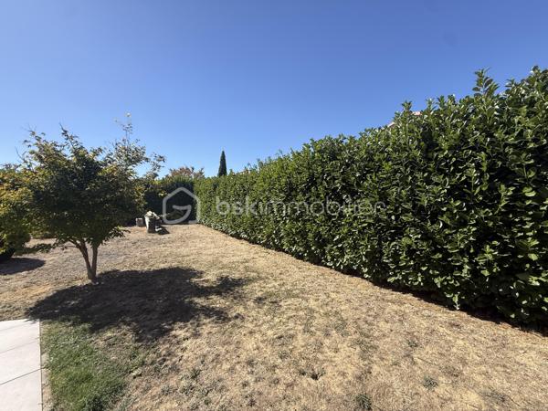 Anna Morra vous propose à la vente, dans un agréable quartier résidentiel de Mondonville, cette maison T5 de plain-pied d’environ 108 m², construite en 2005 sur vide sanitaire, implantée sur une parcelle de 835 m² sans vis-à-vis.

Parfaitement entretenue, la maison offre un intérieur impeccable et soigné, avec une distribution fonctionnelle et des espaces agréables à vivre.

Dès l’entrée, vous découvrirez un placard de rangement,  un bureau, ainsi qu’un espace buanderie/dressing.

Le cœur de la maison s’organise autour d’une belle pièce de vie traversante d’environ 45 m², lumineuse et équipée de la climatisation. 
Elle communique avec une cuisine séparée mais ouverte, aménagée et équipée, disposant notamment d’une baie à galandage.
La pièce de vie se prolonge naturellement vers l’extérieur grâce à un accès direct à une terrasse couverte équipée d’une pergola bioclimatique. 
Un véritable espace supplémentaire pour profiter des beaux jours, complété par une cuisine d’été avec barbecue, idéale pour partager des moments conviviaux en famille ou entre amis.

Côté nuit, la maison dispose de 3 chambres, d’une salle d’eau et d’un WC indépendant.

À l’extérieur, vous profiterez d’un terrain de 835 m² sans vis-à-vis.
 Le jardin accueille un atelier attenant à la maison d’environ 16 m² équipé de l’électricité, idéal pour les amateurs de bricolage, ainsi qu’un cabanon de 4,8 m² offrant un espace de rangement supplémentaire.

La propriété est accessible par un portail électrique et permet de stationner plusieurs véhicules à l’intérieur de la parcelle.

Une dalle réalisée en même temps que la construction de la maison est également présente et permet d’envisager la création d’un garage, selon vos besoins et sous réserve des autorisations nécessaires.

Pour votre confort, la maison est équipée d’un chauffe-eau thermodynamique, de radiateurs à inertie, de volets aluminium battants et roulants  électrique sur la partie jour, ainsi que de moustiquaires.

Une maison de plain-pied soignée, fonctionnelle et prête à vivre, offrant un extérieur convivial et préservé des regards.

Pour plus de renseignements ou pour organiser une visite, contactez moi au 06 11 32 63 44