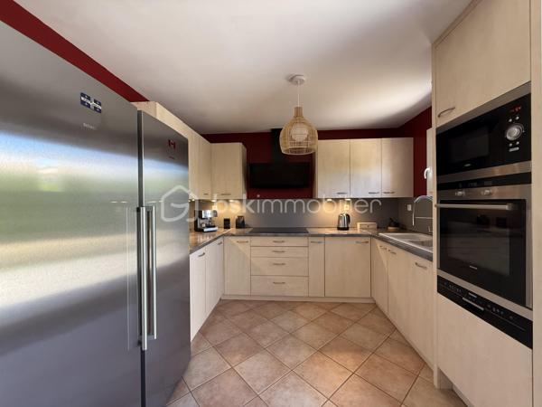 Anna Morra vous propose à la vente, dans un agréable quartier résidentiel de Mondonville, cette maison T5 de plain-pied d’environ 108 m², construite en 2005 sur vide sanitaire, implantée sur une parcelle de 835 m² sans vis-à-vis.

Parfaitement entretenue, la maison offre un intérieur impeccable et soigné, avec une distribution fonctionnelle et des espaces agréables à vivre.

Dès l’entrée, vous découvrirez un placard de rangement,  un bureau, ainsi qu’un espace buanderie/dressing.

Le cœur de la maison s’organise autour d’une belle pièce de vie traversante d’environ 45 m², lumineuse et équipée de la climatisation. 
Elle communique avec une cuisine séparée mais ouverte, aménagée et équipée, disposant notamment d’une baie à galandage.
La pièce de vie se prolonge naturellement vers l’extérieur grâce à un accès direct à une terrasse couverte équipée d’une pergola bioclimatique. 
Un véritable espace supplémentaire pour profiter des beaux jours, complété par une cuisine d’été avec barbecue, idéale pour partager des moments conviviaux en famille ou entre amis.

Côté nuit, la maison dispose de 3 chambres, d’une salle d’eau et d’un WC indépendant.

À l’extérieur, vous profiterez d’un terrain de 835 m² sans vis-à-vis.
 Le jardin accueille un atelier attenant à la maison d’environ 16 m² équipé de l’électricité, idéal pour les amateurs de bricolage, ainsi qu’un cabanon de 4,8 m² offrant un espace de rangement supplémentaire.

La propriété est accessible par un portail électrique et permet de stationner plusieurs véhicules à l’intérieur de la parcelle.

Une dalle réalisée en même temps que la construction de la maison est également présente et permet d’envisager la création d’un garage, selon vos besoins et sous réserve des autorisations nécessaires.

Pour votre confort, la maison est équipée d’un chauffe-eau thermodynamique, de radiateurs à inertie, de volets aluminium battants et roulants  électrique sur la partie jour, ainsi que de moustiquaires.

Une maison de plain-pied soignée, fonctionnelle et prête à vivre, offrant un extérieur convivial et préservé des regards.

Pour plus de renseignements ou pour organiser une visite, contactez moi au 06 11 32 63 44