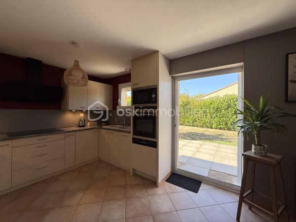 Anna Morra vous propose à la vente, dans un agréable quartier résidentiel de Mondonville, cette maison T5 de plain-pied d’environ 108 m², construite en 2005 sur vide sanitaire, implantée sur une parcelle de 835 m² sans vis-à-vis.

Parfaitement entretenue, la maison offre un intérieur impeccable et soigné, avec une distribution fonctionnelle et des espaces agréables à vivre.

Dès l’entrée, vous découvrirez un placard de rangement,  un bureau, ainsi qu’un espace buanderie/dressing.

Le cœur de la maison s’organise autour d’une belle pièce de vie traversante d’environ 45 m², lumineuse et équipée de la climatisation. 
Elle communique avec une cuisine séparée mais ouverte, aménagée et équipée, disposant notamment d’une baie à galandage.
La pièce de vie se prolonge naturellement vers l’extérieur grâce à un accès direct à une terrasse couverte équipée d’une pergola bioclimatique. 
Un véritable espace supplémentaire pour profiter des beaux jours, complété par une cuisine d’été avec barbecue, idéale pour partager des moments conviviaux en famille ou entre amis.

Côté nuit, la maison dispose de 3 chambres, d’une salle d’eau et d’un WC indépendant.

À l’extérieur, vous profiterez d’un terrain de 835 m² sans vis-à-vis.
 Le jardin accueille un atelier attenant à la maison d’environ 16 m² équipé de l’électricité, idéal pour les amateurs de bricolage, ainsi qu’un cabanon de 4,8 m² offrant un espace de rangement supplémentaire.

La propriété est accessible par un portail électrique et permet de stationner plusieurs véhicules à l’intérieur de la parcelle.

Une dalle réalisée en même temps que la construction de la maison est également présente et permet d’envisager la création d’un garage, selon vos besoins et sous réserve des autorisations nécessaires.

Pour votre confort, la maison est équipée d’un chauffe-eau thermodynamique, de radiateurs à inertie, de volets aluminium battants et roulants  électrique sur la partie jour, ainsi que de moustiquaires.

Une maison de plain-pied soignée, fonctionnelle et prête à vivre, offrant un extérieur convivial et préservé des regards.

Pour plus de renseignements ou pour organiser une visite, contactez moi au 06 11 32 63 44