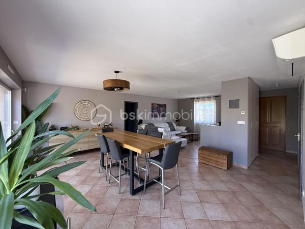 Anna Morra vous propose à la vente, dans un agréable quartier résidentiel de Mondonville, cette maison T5 de plain-pied d’environ 108 m², construite en 2005 sur vide sanitaire, implantée sur une parcelle de 835 m² sans vis-à-vis.

Parfaitement entretenue, la maison offre un intérieur impeccable et soigné, avec une distribution fonctionnelle et des espaces agréables à vivre.

Dès l’entrée, vous découvrirez un placard de rangement,  un bureau, ainsi qu’un espace buanderie/dressing.

Le cœur de la maison s’organise autour d’une belle pièce de vie traversante d’environ 45 m², lumineuse et équipée de la climatisation. 
Elle communique avec une cuisine séparée mais ouverte, aménagée et équipée, disposant notamment d’une baie à galandage.
La pièce de vie se prolonge naturellement vers l’extérieur grâce à un accès direct à une terrasse couverte équipée d’une pergola bioclimatique. 
Un véritable espace supplémentaire pour profiter des beaux jours, complété par une cuisine d’été avec barbecue, idéale pour partager des moments conviviaux en famille ou entre amis.

Côté nuit, la maison dispose de 3 chambres, d’une salle d’eau et d’un WC indépendant.

À l’extérieur, vous profiterez d’un terrain de 835 m² sans vis-à-vis.
 Le jardin accueille un atelier attenant à la maison d’environ 16 m² équipé de l’électricité, idéal pour les amateurs de bricolage, ainsi qu’un cabanon de 4,8 m² offrant un espace de rangement supplémentaire.

La propriété est accessible par un portail électrique et permet de stationner plusieurs véhicules à l’intérieur de la parcelle.

Une dalle réalisée en même temps que la construction de la maison est également présente et permet d’envisager la création d’un garage, selon vos besoins et sous réserve des autorisations nécessaires.

Pour votre confort, la maison est équipée d’un chauffe-eau thermodynamique, de radiateurs à inertie, de volets aluminium battants et roulants  électrique sur la partie jour, ainsi que de moustiquaires.

Une maison de plain-pied soignée, fonctionnelle et prête à vivre, offrant un extérieur convivial et préservé des regards.

Pour plus de renseignements ou pour organiser une visite, contactez moi au 06 11 32 63 44