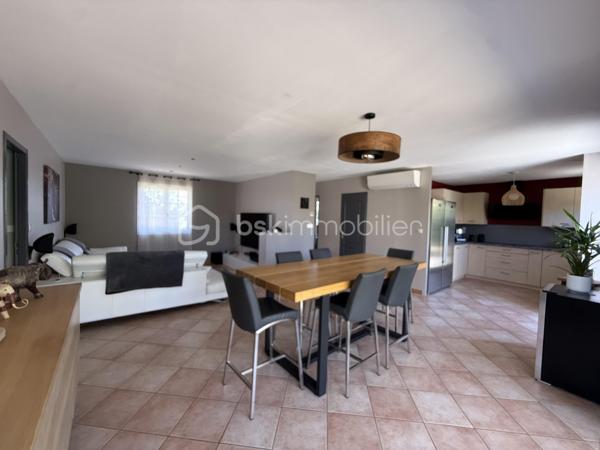 Anna Morra vous propose à la vente, dans un agréable quartier résidentiel de Mondonville, cette maison T5 de plain-pied d’environ 108 m², construite en 2005 sur vide sanitaire, implantée sur une parcelle de 835 m² sans vis-à-vis.

Parfaitement entretenue, la maison offre un intérieur impeccable et soigné, avec une distribution fonctionnelle et des espaces agréables à vivre.

Dès l’entrée, vous découvrirez un placard de rangement,  un bureau, ainsi qu’un espace buanderie/dressing.

Le cœur de la maison s’organise autour d’une belle pièce de vie traversante d’environ 45 m², lumineuse et équipée de la climatisation. 
Elle communique avec une cuisine séparée mais ouverte, aménagée et équipée, disposant notamment d’une baie à galandage.
La pièce de vie se prolonge naturellement vers l’extérieur grâce à un accès direct à une terrasse couverte équipée d’une pergola bioclimatique. 
Un véritable espace supplémentaire pour profiter des beaux jours, complété par une cuisine d’été avec barbecue, idéale pour partager des moments conviviaux en famille ou entre amis.

Côté nuit, la maison dispose de 3 chambres, d’une salle d’eau et d’un WC indépendant.

À l’extérieur, vous profiterez d’un terrain de 835 m² sans vis-à-vis.
 Le jardin accueille un atelier attenant à la maison d’environ 16 m² équipé de l’électricité, idéal pour les amateurs de bricolage, ainsi qu’un cabanon de 4,8 m² offrant un espace de rangement supplémentaire.

La propriété est accessible par un portail électrique et permet de stationner plusieurs véhicules à l’intérieur de la parcelle.

Une dalle réalisée en même temps que la construction de la maison est également présente et permet d’envisager la création d’un garage, selon vos besoins et sous réserve des autorisations nécessaires.

Pour votre confort, la maison est équipée d’un chauffe-eau thermodynamique, de radiateurs à inertie, de volets aluminium battants et roulants  électrique sur la partie jour, ainsi que de moustiquaires.

Une maison de plain-pied soignée, fonctionnelle et prête à vivre, offrant un extérieur convivial et préservé des regards.

Pour plus de renseignements ou pour organiser une visite, contactez moi au 06 11 32 63 44