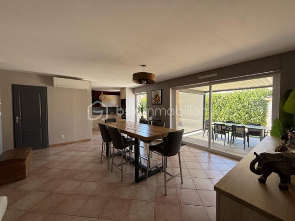 Anna Morra vous propose à la vente, dans un agréable quartier résidentiel de Mondonville, cette maison T5 de plain-pied d’environ 108 m², construite en 2005 sur vide sanitaire, implantée sur une parcelle de 835 m² sans vis-à-vis.

Parfaitement entretenue, la maison offre un intérieur impeccable et soigné, avec une distribution fonctionnelle et des espaces agréables à vivre.

Dès l’entrée, vous découvrirez un placard de rangement,  un bureau, ainsi qu’un espace buanderie/dressing.

Le cœur de la maison s’organise autour d’une belle pièce de vie traversante d’environ 45 m², lumineuse et équipée de la climatisation. 
Elle communique avec une cuisine séparée mais ouverte, aménagée et équipée, disposant notamment d’une baie à galandage.
La pièce de vie se prolonge naturellement vers l’extérieur grâce à un accès direct à une terrasse couverte équipée d’une pergola bioclimatique. 
Un véritable espace supplémentaire pour profiter des beaux jours, complété par une cuisine d’été avec barbecue, idéale pour partager des moments conviviaux en famille ou entre amis.

Côté nuit, la maison dispose de 3 chambres, d’une salle d’eau et d’un WC indépendant.

À l’extérieur, vous profiterez d’un terrain de 835 m² sans vis-à-vis.
 Le jardin accueille un atelier attenant à la maison d’environ 16 m² équipé de l’électricité, idéal pour les amateurs de bricolage, ainsi qu’un cabanon de 4,8 m² offrant un espace de rangement supplémentaire.

La propriété est accessible par un portail électrique et permet de stationner plusieurs véhicules à l’intérieur de la parcelle.

Une dalle réalisée en même temps que la construction de la maison est également présente et permet d’envisager la création d’un garage, selon vos besoins et sous réserve des autorisations nécessaires.

Pour votre confort, la maison est équipée d’un chauffe-eau thermodynamique, de radiateurs à inertie, de volets aluminium battants et roulants  électrique sur la partie jour, ainsi que de moustiquaires.

Une maison de plain-pied soignée, fonctionnelle et prête à vivre, offrant un extérieur convivial et préservé des regards.

Pour plus de renseignements ou pour organiser une visite, contactez moi au 06 11 32 63 44