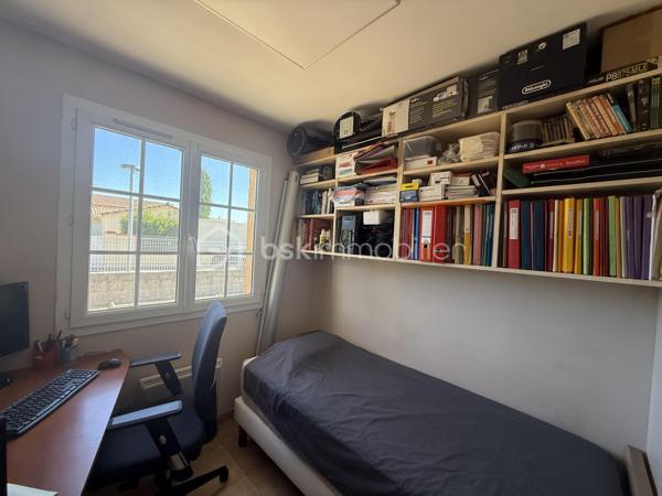 Anna Morra vous propose à la vente, dans un agréable quartier résidentiel de Mondonville, cette maison T5 de plain-pied d’environ 108 m², construite en 2005 sur vide sanitaire, implantée sur une parcelle de 835 m² sans vis-à-vis.

Parfaitement entretenue, la maison offre un intérieur impeccable et soigné, avec une distribution fonctionnelle et des espaces agréables à vivre.

Dès l’entrée, vous découvrirez un placard de rangement,  un bureau, ainsi qu’un espace buanderie/dressing.

Le cœur de la maison s’organise autour d’une belle pièce de vie traversante d’environ 45 m², lumineuse et équipée de la climatisation. 
Elle communique avec une cuisine séparée mais ouverte, aménagée et équipée, disposant notamment d’une baie à galandage.
La pièce de vie se prolonge naturellement vers l’extérieur grâce à un accès direct à une terrasse couverte équipée d’une pergola bioclimatique. 
Un véritable espace supplémentaire pour profiter des beaux jours, complété par une cuisine d’été avec barbecue, idéale pour partager des moments conviviaux en famille ou entre amis.

Côté nuit, la maison dispose de 3 chambres, d’une salle d’eau et d’un WC indépendant.

À l’extérieur, vous profiterez d’un terrain de 835 m² sans vis-à-vis.
 Le jardin accueille un atelier attenant à la maison d’environ 16 m² équipé de l’électricité, idéal pour les amateurs de bricolage, ainsi qu’un cabanon de 4,8 m² offrant un espace de rangement supplémentaire.

La propriété est accessible par un portail électrique et permet de stationner plusieurs véhicules à l’intérieur de la parcelle.

Une dalle réalisée en même temps que la construction de la maison est également présente et permet d’envisager la création d’un garage, selon vos besoins et sous réserve des autorisations nécessaires.

Pour votre confort, la maison est équipée d’un chauffe-eau thermodynamique, de radiateurs à inertie, de volets aluminium battants et roulants  électrique sur la partie jour, ainsi que de moustiquaires.

Une maison de plain-pied soignée, fonctionnelle et prête à vivre, offrant un extérieur convivial et préservé des regards.

Pour plus de renseignements ou pour organiser une visite, contactez moi au 06 11 32 63 44