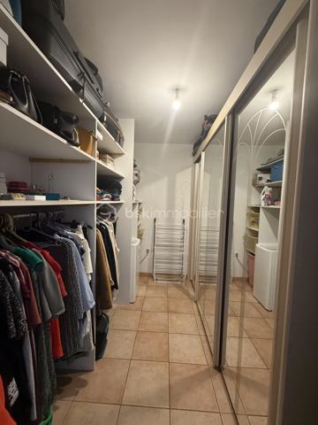 Anna Morra vous propose à la vente, dans un agréable quartier résidentiel de Mondonville, cette maison T5 de plain-pied d’environ 108 m², construite en 2005 sur vide sanitaire, implantée sur une parcelle de 835 m² sans vis-à-vis.

Parfaitement entretenue, la maison offre un intérieur impeccable et soigné, avec une distribution fonctionnelle et des espaces agréables à vivre.

Dès l’entrée, vous découvrirez un placard de rangement,  un bureau, ainsi qu’un espace buanderie/dressing.

Le cœur de la maison s’organise autour d’une belle pièce de vie traversante d’environ 45 m², lumineuse et équipée de la climatisation. 
Elle communique avec une cuisine séparée mais ouverte, aménagée et équipée, disposant notamment d’une baie à galandage.
La pièce de vie se prolonge naturellement vers l’extérieur grâce à un accès direct à une terrasse couverte équipée d’une pergola bioclimatique. 
Un véritable espace supplémentaire pour profiter des beaux jours, complété par une cuisine d’été avec barbecue, idéale pour partager des moments conviviaux en famille ou entre amis.

Côté nuit, la maison dispose de 3 chambres, d’une salle d’eau et d’un WC indépendant.

À l’extérieur, vous profiterez d’un terrain de 835 m² sans vis-à-vis.
 Le jardin accueille un atelier attenant à la maison d’environ 16 m² équipé de l’électricité, idéal pour les amateurs de bricolage, ainsi qu’un cabanon de 4,8 m² offrant un espace de rangement supplémentaire.

La propriété est accessible par un portail électrique et permet de stationner plusieurs véhicules à l’intérieur de la parcelle.

Une dalle réalisée en même temps que la construction de la maison est également présente et permet d’envisager la création d’un garage, selon vos besoins et sous réserve des autorisations nécessaires.

Pour votre confort, la maison est équipée d’un chauffe-eau thermodynamique, de radiateurs à inertie, de volets aluminium battants et roulants  électrique sur la partie jour, ainsi que de moustiquaires.

Une maison de plain-pied soignée, fonctionnelle et prête à vivre, offrant un extérieur convivial et préservé des regards.

Pour plus de renseignements ou pour organiser une visite, contactez moi au 06 11 32 63 44