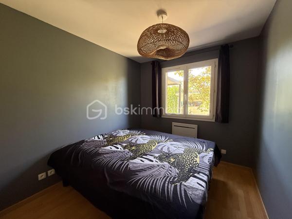 Anna Morra vous propose à la vente, dans un agréable quartier résidentiel de Mondonville, cette maison T5 de plain-pied d’environ 108 m², construite en 2005 sur vide sanitaire, implantée sur une parcelle de 835 m² sans vis-à-vis.

Parfaitement entretenue, la maison offre un intérieur impeccable et soigné, avec une distribution fonctionnelle et des espaces agréables à vivre.

Dès l’entrée, vous découvrirez un placard de rangement,  un bureau, ainsi qu’un espace buanderie/dressing.

Le cœur de la maison s’organise autour d’une belle pièce de vie traversante d’environ 45 m², lumineuse et équipée de la climatisation. 
Elle communique avec une cuisine séparée mais ouverte, aménagée et équipée, disposant notamment d’une baie à galandage.
La pièce de vie se prolonge naturellement vers l’extérieur grâce à un accès direct à une terrasse couverte équipée d’une pergola bioclimatique. 
Un véritable espace supplémentaire pour profiter des beaux jours, complété par une cuisine d’été avec barbecue, idéale pour partager des moments conviviaux en famille ou entre amis.

Côté nuit, la maison dispose de 3 chambres, d’une salle d’eau et d’un WC indépendant.

À l’extérieur, vous profiterez d’un terrain de 835 m² sans vis-à-vis.
 Le jardin accueille un atelier attenant à la maison d’environ 16 m² équipé de l’électricité, idéal pour les amateurs de bricolage, ainsi qu’un cabanon de 4,8 m² offrant un espace de rangement supplémentaire.

La propriété est accessible par un portail électrique et permet de stationner plusieurs véhicules à l’intérieur de la parcelle.

Une dalle réalisée en même temps que la construction de la maison est également présente et permet d’envisager la création d’un garage, selon vos besoins et sous réserve des autorisations nécessaires.

Pour votre confort, la maison est équipée d’un chauffe-eau thermodynamique, de radiateurs à inertie, de volets aluminium battants et roulants  électrique sur la partie jour, ainsi que de moustiquaires.

Une maison de plain-pied soignée, fonctionnelle et prête à vivre, offrant un extérieur convivial et préservé des regards.

Pour plus de renseignements ou pour organiser une visite, contactez moi au 06 11 32 63 44