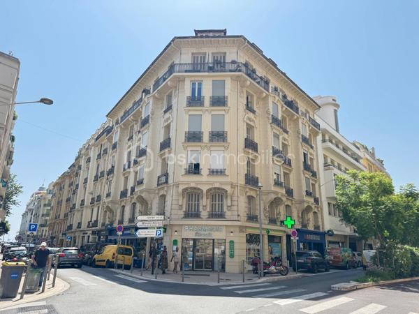 Au cœur du Carré d’Or, juste derrière le Negresco, découvrez ce studio de 28,70 m² Carrez, situé au 5e étage avec ascenseur.

À quelques minutes à pied de la Promenade des Anglais et de la mer, il bénéficie d’un emplacement particulièrement recherché, à proximité immédiate des commerces, restaurants et transports.

Bien que situé à l’angle de la rue de la Buffa et de la rue de Rivoli, l’appartement se trouve à l’arrière de l’immeuble et donne sur cour, lui permettant de bénéficier d’un environnement calme en plein cœur du centre-ville.

L’appartement offre une belle pièce de vie avec cuisine semi-équipée, une salle d’eau avec WC ainsi qu’un balcon de 1,85 m² exposé sud.

Il dispose également de la climatisation réversible, du double vitrage et bénéficie d’un excellent DPE B.

Autre atout : des charges particulièrement faibles, d’environ 52 € par mois.

Le règlement de copropriété autorise la location meublée. La location touristique ou saisonnière reste toutefois soumise à la réglementation en vigueur et aux autorisations administratives de la Ville de Nice.

Un bien réunissant adresse recherchée, calme, étage élevé, ascenseur, extérieur, exposition sud et excellente performance énergétique : une combinaison rare pour une petite surface dans le Carré d’Or.

Idéal pour une résidence principale, un pied-à-terre ou un investissement.

Taxe foncière : 926 €.
Certaines photos sont améliorées avec IA