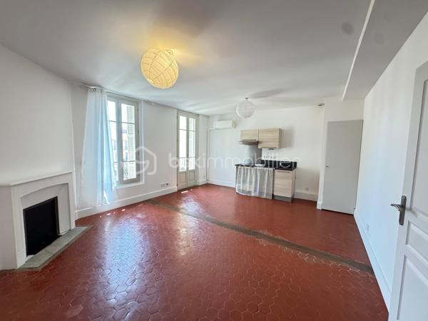 Au cœur du Carré d’Or, juste derrière le Negresco, découvrez ce studio de 28,70 m² Carrez, situé au 5e étage avec ascenseur.

À quelques minutes à pied de la Promenade des Anglais et de la mer, il bénéficie d’un emplacement particulièrement recherché, à proximité immédiate des commerces, restaurants et transports.

Bien que situé à l’angle de la rue de la Buffa et de la rue de Rivoli, l’appartement se trouve à l’arrière de l’immeuble et donne sur cour, lui permettant de bénéficier d’un environnement calme en plein cœur du centre-ville.

L’appartement offre une belle pièce de vie avec cuisine semi-équipée, une salle d’eau avec WC ainsi qu’un balcon de 1,85 m² exposé sud.

Il dispose également de la climatisation réversible, du double vitrage et bénéficie d’un excellent DPE B.

Autre atout : des charges particulièrement faibles, d’environ 52 € par mois.

Le règlement de copropriété autorise la location meublée. La location touristique ou saisonnière reste toutefois soumise à la réglementation en vigueur et aux autorisations administratives de la Ville de Nice.

Un bien réunissant adresse recherchée, calme, étage élevé, ascenseur, extérieur, exposition sud et excellente performance énergétique : une combinaison rare pour une petite surface dans le Carré d’Or.

Idéal pour une résidence principale, un pied-à-terre ou un investissement.

Taxe foncière : 926 €.
Certaines photos sont améliorées avec IA