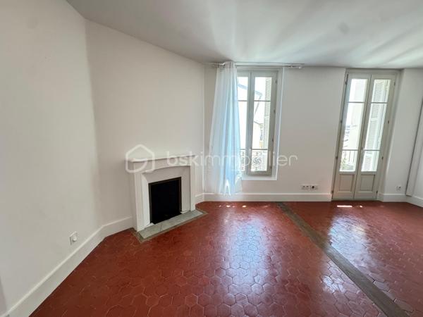 Au cœur du Carré d’Or, juste derrière le Negresco, découvrez ce studio de 28,70 m² Carrez, situé au 5e étage avec ascenseur.

À quelques minutes à pied de la Promenade des Anglais et de la mer, il bénéficie d’un emplacement particulièrement recherché, à proximité immédiate des commerces, restaurants et transports.

Bien que situé à l’angle de la rue de la Buffa et de la rue de Rivoli, l’appartement se trouve à l’arrière de l’immeuble et donne sur cour, lui permettant de bénéficier d’un environnement calme en plein cœur du centre-ville.

L’appartement offre une belle pièce de vie avec cuisine semi-équipée, une salle d’eau avec WC ainsi qu’un balcon de 1,85 m² exposé sud.

Il dispose également de la climatisation réversible, du double vitrage et bénéficie d’un excellent DPE B.

Autre atout : des charges particulièrement faibles, d’environ 52 € par mois.

Le règlement de copropriété autorise la location meublée. La location touristique ou saisonnière reste toutefois soumise à la réglementation en vigueur et aux autorisations administratives de la Ville de Nice.

Un bien réunissant adresse recherchée, calme, étage élevé, ascenseur, extérieur, exposition sud et excellente performance énergétique : une combinaison rare pour une petite surface dans le Carré d’Or.

Idéal pour une résidence principale, un pied-à-terre ou un investissement.

Taxe foncière : 926 €.
Certaines photos sont améliorées avec IA