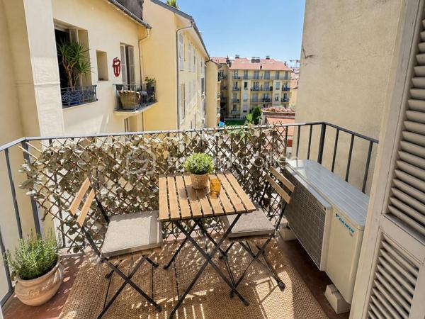 Au cœur du Carré d’Or, juste derrière le Negresco, découvrez ce studio de 28,70 m² Carrez, situé au 5e étage avec ascenseur.

À quelques minutes à pied de la Promenade des Anglais et de la mer, il bénéficie d’un emplacement particulièrement recherché, à proximité immédiate des commerces, restaurants et transports.

Bien que situé à l’angle de la rue de la Buffa et de la rue de Rivoli, l’appartement se trouve à l’arrière de l’immeuble et donne sur cour, lui permettant de bénéficier d’un environnement calme en plein cœur du centre-ville.

L’appartement offre une belle pièce de vie avec cuisine semi-équipée, une salle d’eau avec WC ainsi qu’un balcon de 1,85 m² exposé sud.

Il dispose également de la climatisation réversible, du double vitrage et bénéficie d’un excellent DPE B.

Autre atout : des charges particulièrement faibles, d’environ 52 € par mois.

Le règlement de copropriété autorise la location meublée. La location touristique ou saisonnière reste toutefois soumise à la réglementation en vigueur et aux autorisations administratives de la Ville de Nice.

Un bien réunissant adresse recherchée, calme, étage élevé, ascenseur, extérieur, exposition sud et excellente performance énergétique : une combinaison rare pour une petite surface dans le Carré d’Or.

Idéal pour une résidence principale, un pied-à-terre ou un investissement.

Taxe foncière : 926 €.
Certaines photos sont améliorées avec IA