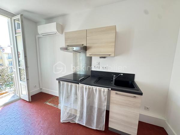 Au cœur du Carré d’Or, juste derrière le Negresco, découvrez ce studio de 28,70 m² Carrez, situé au 5e étage avec ascenseur.

À quelques minutes à pied de la Promenade des Anglais et de la mer, il bénéficie d’un emplacement particulièrement recherché, à proximité immédiate des commerces, restaurants et transports.

Bien que situé à l’angle de la rue de la Buffa et de la rue de Rivoli, l’appartement se trouve à l’arrière de l’immeuble et donne sur cour, lui permettant de bénéficier d’un environnement calme en plein cœur du centre-ville.

L’appartement offre une belle pièce de vie avec cuisine semi-équipée, une salle d’eau avec WC ainsi qu’un balcon de 1,85 m² exposé sud.

Il dispose également de la climatisation réversible, du double vitrage et bénéficie d’un excellent DPE B.

Autre atout : des charges particulièrement faibles, d’environ 52 € par mois.

Le règlement de copropriété autorise la location meublée. La location touristique ou saisonnière reste toutefois soumise à la réglementation en vigueur et aux autorisations administratives de la Ville de Nice.

Un bien réunissant adresse recherchée, calme, étage élevé, ascenseur, extérieur, exposition sud et excellente performance énergétique : une combinaison rare pour une petite surface dans le Carré d’Or.

Idéal pour une résidence principale, un pied-à-terre ou un investissement.

Taxe foncière : 926 €.
Certaines photos sont améliorées avec IA