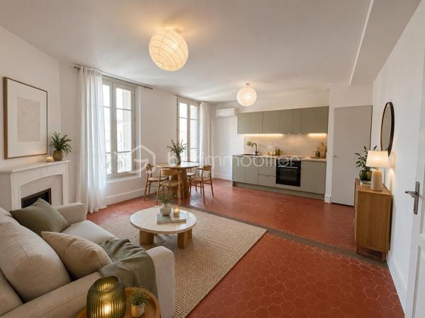 Au cœur du Carré d’Or, juste derrière le Negresco, découvrez ce studio de 28,70 m² Carrez, situé au 5e étage avec ascenseur.

À quelques minutes à pied de la Promenade des Anglais et de la mer, il bénéficie d’un emplacement particulièrement recherché, à proximité immédiate des commerces, restaurants et transports.

Bien que situé à l’angle de la rue de la Buffa et de la rue de Rivoli, l’appartement se trouve à l’arrière de l’immeuble et donne sur cour, lui permettant de bénéficier d’un environnement calme en plein cœur du centre-ville.

L’appartement offre une belle pièce de vie avec cuisine semi-équipée, une salle d’eau avec WC ainsi qu’un balcon de 1,85 m² exposé sud.

Il dispose également de la climatisation réversible, du double vitrage et bénéficie d’un excellent DPE B.

Autre atout : des charges particulièrement faibles, d’environ 52 € par mois.

Le règlement de copropriété autorise la location meublée. La location touristique ou saisonnière reste toutefois soumise à la réglementation en vigueur et aux autorisations administratives de la Ville de Nice.

Un bien réunissant adresse recherchée, calme, étage élevé, ascenseur, extérieur, exposition sud et excellente performance énergétique : une combinaison rare pour une petite surface dans le Carré d’Or.

Idéal pour une résidence principale, un pied-à-terre ou un investissement.

Taxe foncière : 926 €.
Certaines photos sont améliorées avec IA