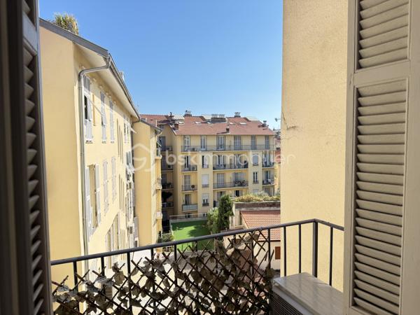Au cœur du Carré d’Or, juste derrière le Negresco, découvrez ce studio de 28,70 m² Carrez, situé au 5e étage avec ascenseur.

À quelques minutes à pied de la Promenade des Anglais et de la mer, il bénéficie d’un emplacement particulièrement recherché, à proximité immédiate des commerces, restaurants et transports.

Bien que situé à l’angle de la rue de la Buffa et de la rue de Rivoli, l’appartement se trouve à l’arrière de l’immeuble et donne sur cour, lui permettant de bénéficier d’un environnement calme en plein cœur du centre-ville.

L’appartement offre une belle pièce de vie avec cuisine semi-équipée, une salle d’eau avec WC ainsi qu’un balcon de 1,85 m² exposé sud.

Il dispose également de la climatisation réversible, du double vitrage et bénéficie d’un excellent DPE B.

Autre atout : des charges particulièrement faibles, d’environ 52 € par mois.

Le règlement de copropriété autorise la location meublée. La location touristique ou saisonnière reste toutefois soumise à la réglementation en vigueur et aux autorisations administratives de la Ville de Nice.

Un bien réunissant adresse recherchée, calme, étage élevé, ascenseur, extérieur, exposition sud et excellente performance énergétique : une combinaison rare pour une petite surface dans le Carré d’Or.

Idéal pour une résidence principale, un pied-à-terre ou un investissement.

Taxe foncière : 926 €.
Certaines photos sont améliorées avec IA