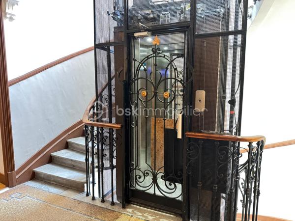 Au cœur du Carré d’Or, juste derrière le Negresco, découvrez ce studio de 28,70 m² Carrez, situé au 5e étage avec ascenseur.

À quelques minutes à pied de la Promenade des Anglais et de la mer, il bénéficie d’un emplacement particulièrement recherché, à proximité immédiate des commerces, restaurants et transports.

Bien que situé à l’angle de la rue de la Buffa et de la rue de Rivoli, l’appartement se trouve à l’arrière de l’immeuble et donne sur cour, lui permettant de bénéficier d’un environnement calme en plein cœur du centre-ville.

L’appartement offre une belle pièce de vie avec cuisine semi-équipée, une salle d’eau avec WC ainsi qu’un balcon de 1,85 m² exposé sud.

Il dispose également de la climatisation réversible, du double vitrage et bénéficie d’un excellent DPE B.

Autre atout : des charges particulièrement faibles, d’environ 52 € par mois.

Le règlement de copropriété autorise la location meublée. La location touristique ou saisonnière reste toutefois soumise à la réglementation en vigueur et aux autorisations administratives de la Ville de Nice.

Un bien réunissant adresse recherchée, calme, étage élevé, ascenseur, extérieur, exposition sud et excellente performance énergétique : une combinaison rare pour une petite surface dans le Carré d’Or.

Idéal pour une résidence principale, un pied-à-terre ou un investissement.

Taxe foncière : 926 €.
Certaines photos sont améliorées avec IA