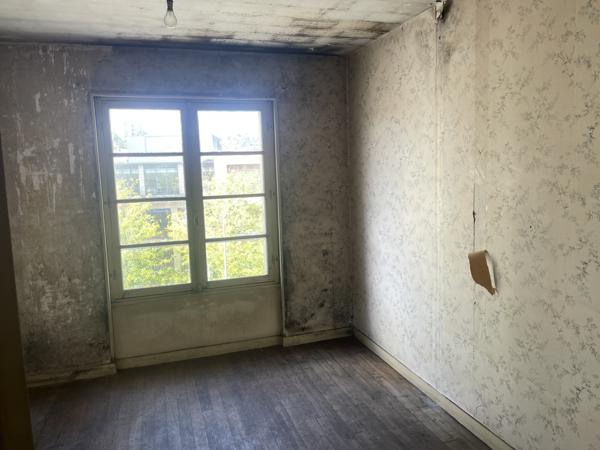 Poitiers (86000) IMMEUBLE POITIERS GARE DE 265 M2 A RENOVER + JARDINET