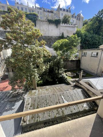 Poitiers (86000) IMMEUBLE POITIERS GARE DE 265 M2 A RENOVER + JARDINET