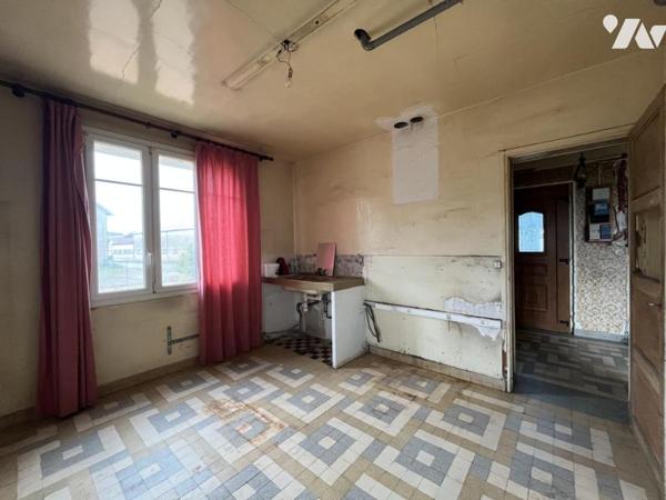 DOUX - Maison Type 4 d'environ 101m² à rénover sur parcelle de 885m²