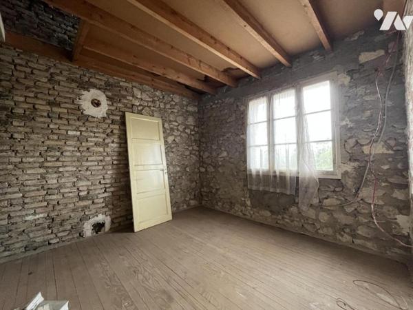 DOUX - Maison Type 4 d'environ 101m² à rénover sur parcelle de 885m²