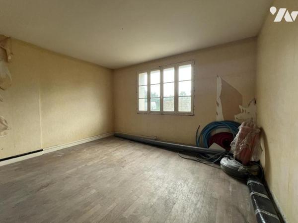 DOUX - Maison Type 4 d'environ 101m² à rénover sur parcelle de 885m²