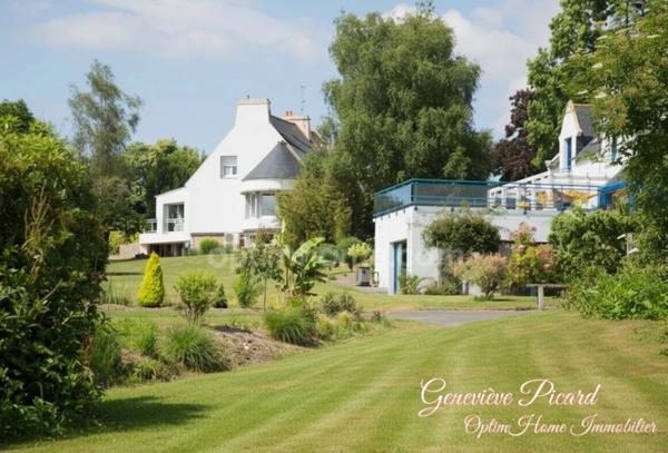 Propriété d'exception composée de quatre bâtisses harmonieusement intégrées dans leur environnement